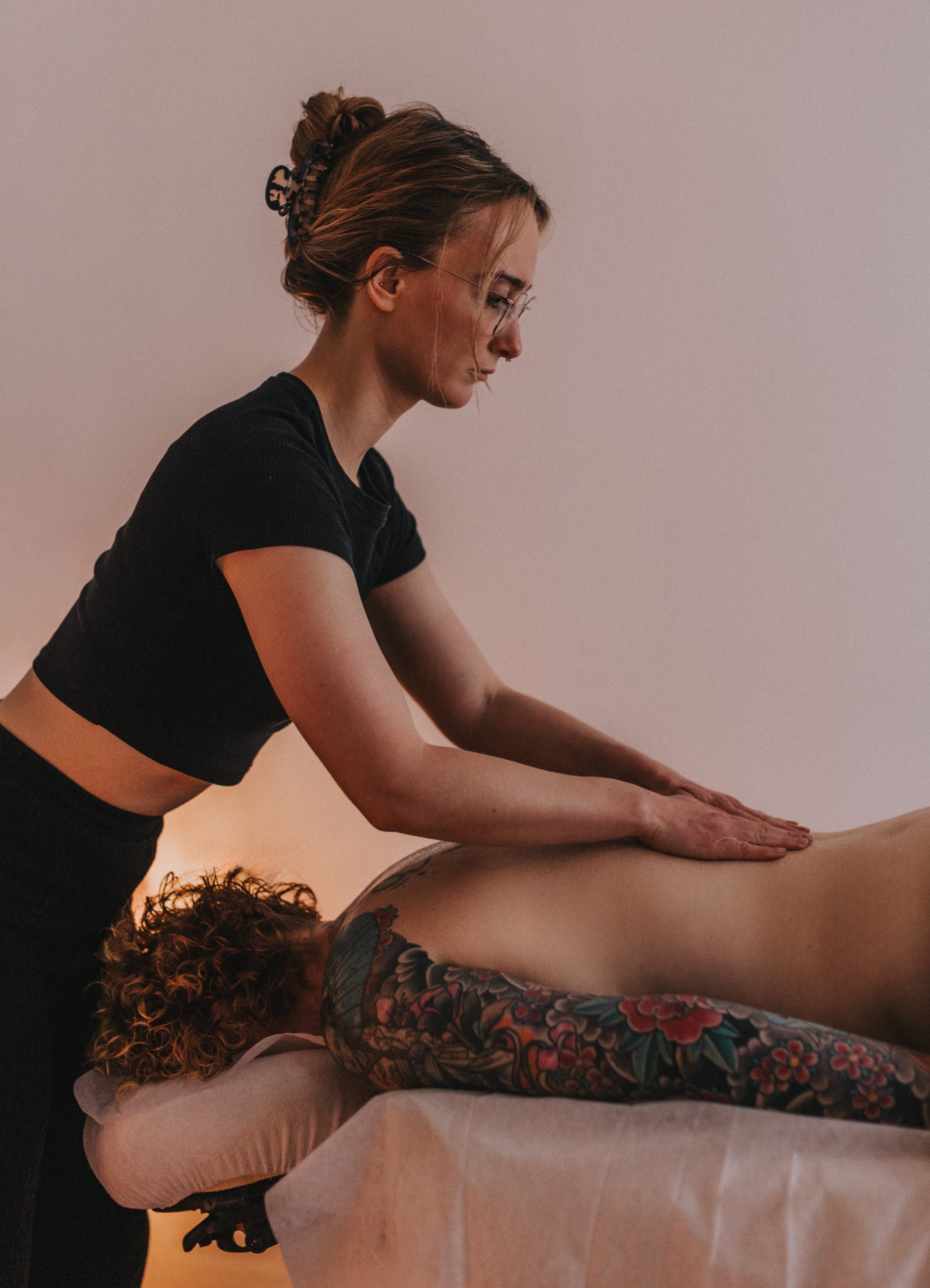 Ganzheitliche Massage am Rücken zur Entspannung und Lockerung der Muskulatur